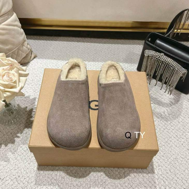 Picture of UGG Slippers _SKUUGGsz35-40TY110196